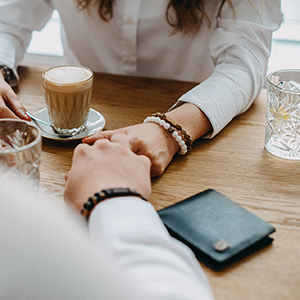 Menschen beim Kaffee mit einer BeWooden Brieftasche am Tisch